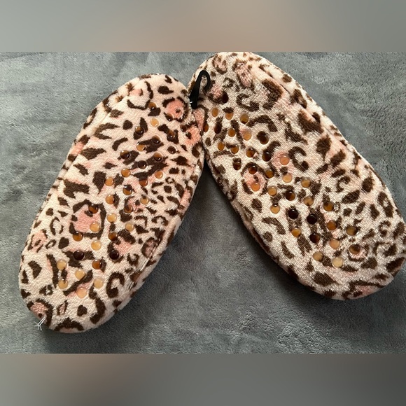 Women’s Fleece Cheetah Print Slipper Socks with Grippers New with Tags - Picture 3 of 5